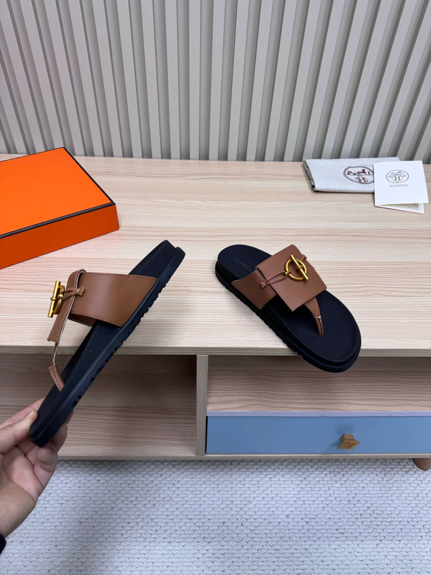 👟👟Ex-factory price 502👟👟Hermes🐎The extremely popular couple’s slippers/the latest hardware buckle sandals and slippers, paired with various colorful socks, so trendy!  ———————— Upper: imported cowhide/sheep leather/cloth/palmprint leather lining: imported cowhide/sheepskin outsole: Tpu non-slip and wear-resistant outsole Female size: 35-42 (40.41.42 non-returnable and non-exchangeable) Male code: 39-45 (45 non-returnable and non-exchangeable)